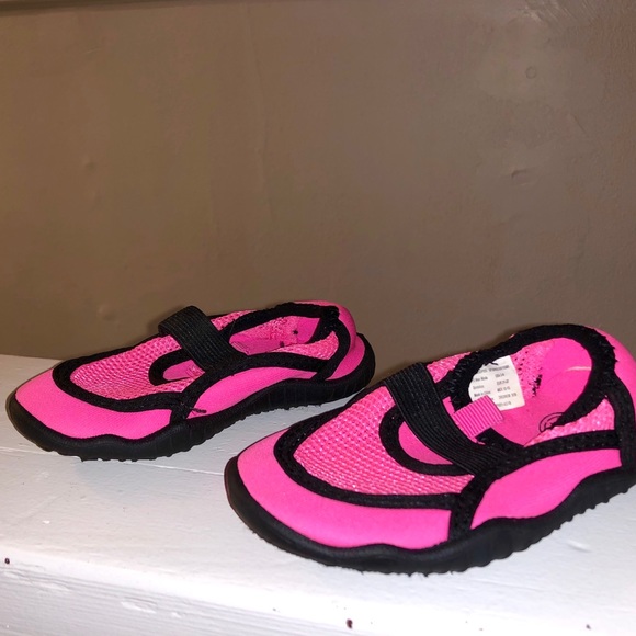 5-6 pink swim shoes - Picture 3 of 4